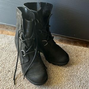 Sorel Joan Of Artic Wedge Boots ll in black gently used